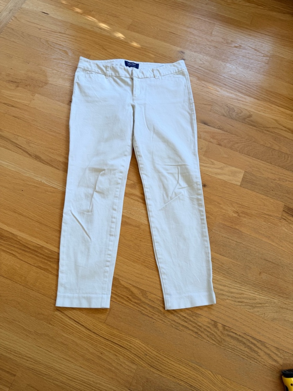 Ladies Size 6 Standard "Old Navy" White Pixie Mid-Rise Pants GUC ❤️